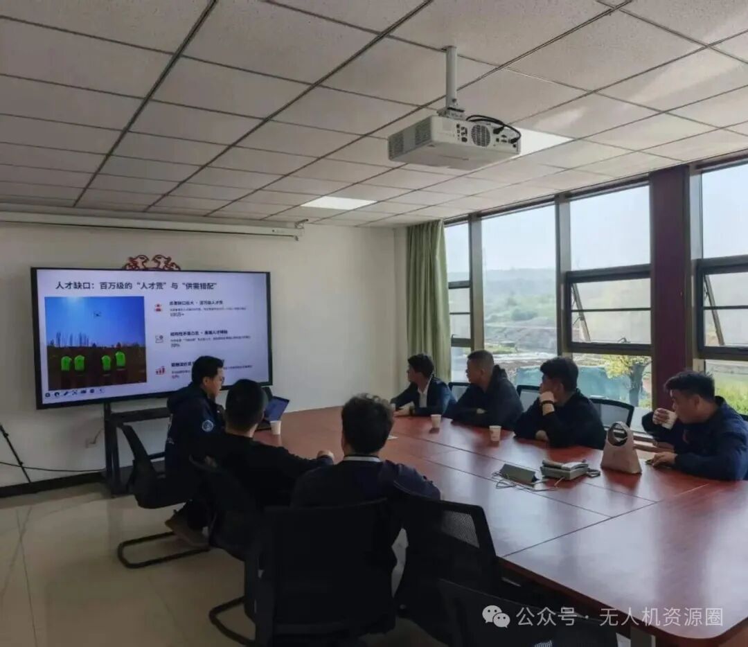 登封市无人机行业协会与河南省禾平航空赴郑州升达经贸管理学院（登封校区）开展交流活动
